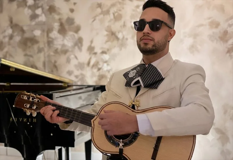 Kristians Alzuru, director de Mariachi en Madrid, tocando el guitarrón